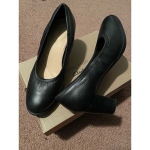 Clarks black leather heels. Comfy cushion insole and chunky heel.